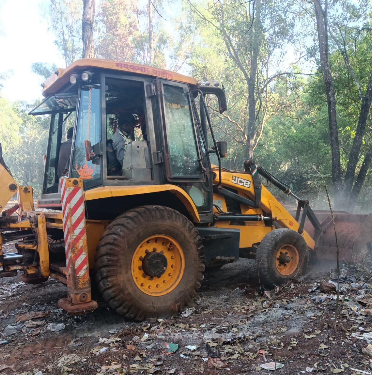 Garbage disposal set on fire at a garbage depot near Gandhinagar